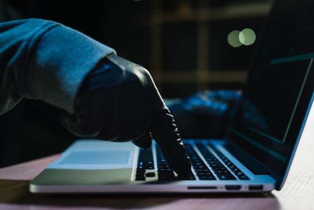 Hacker a digitar num portátil.