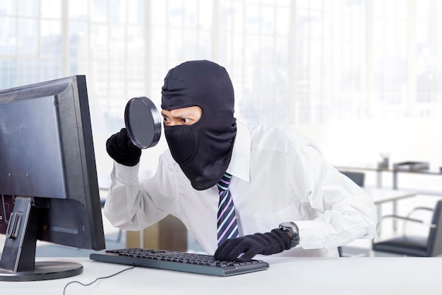 Hacker à procura de informações no escritório