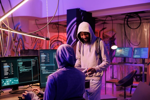 Hacker abriendo la caja con herramientas ilegales