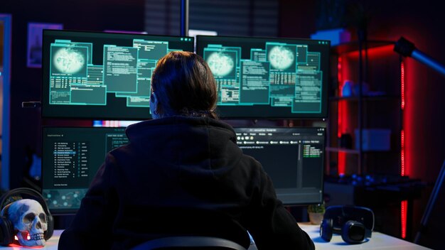 Hacker alegre sintiéndose orgulloso después de romper las defensas usando scripts deshonestos