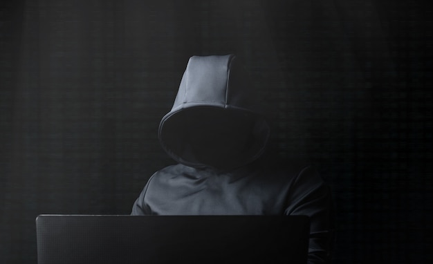 Hacker am Computer. Darknet.