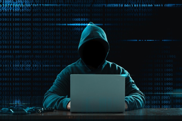 Un hacker anónimo está hackeando datos financieros altamente protegidos a través de computadoras.