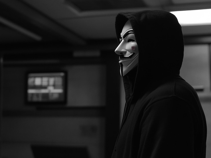 Foto hacker anónimo con máscara
