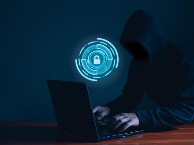 Hacker arbeiten im Dunkeln an Laptops Das Konzept der Informationssicherheit im Internet-Netzwerk und Informationsspionage