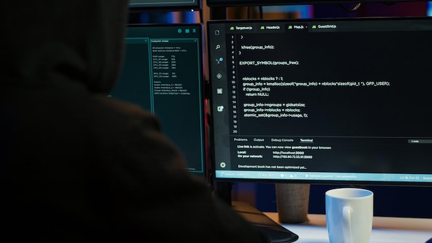 Hacker bauen ein Skript, das Firewalls aus der Nähe überholen kann