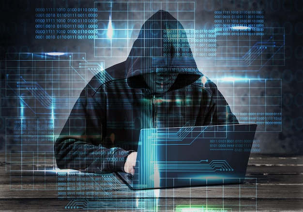 Hacker benutzt Laptop. Das Internet hacken