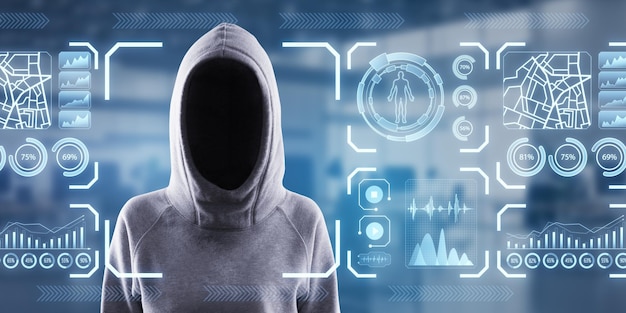 Hacker con capucha con holograma de reconocimiento facial brillante en el fondo borroso del interior de la oficina Escaneo de hacking y concepto de seguridad personal