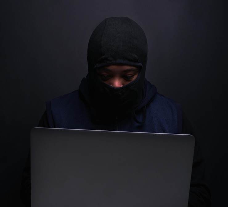 Foto hacker de ciberseguridad y hombre con portátil en el estudio para crimen y fraude de tecnología de la información riesgo de red y programación con ataque cibernético para cortafuegos de base de datos y malware en fondo negro