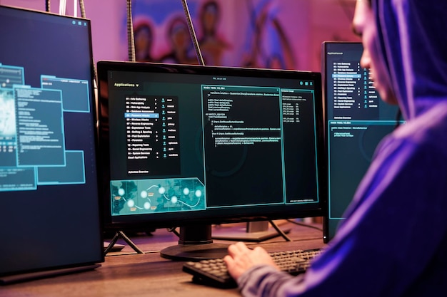 Hacker codificando software malicioso