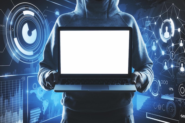 Hacker com laptop em branco