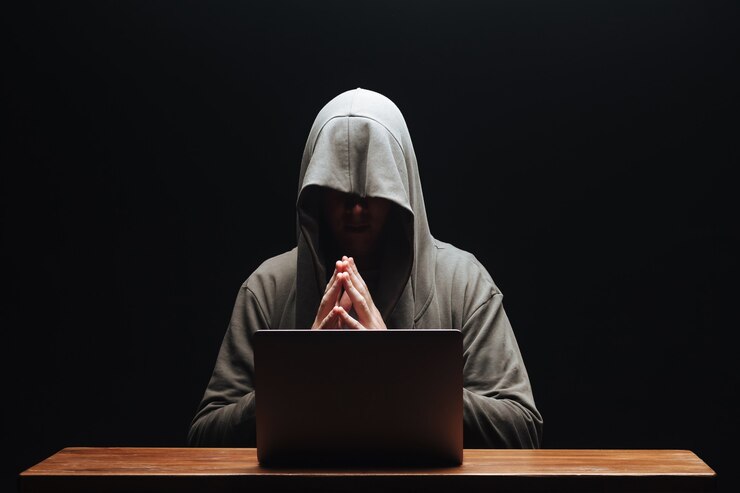 Foto un hacker con una computadora portátil planeó el crimen.