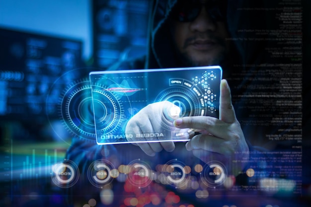 Hacker de computadora que usa una tableta de vidrio vista a través de la interfaz