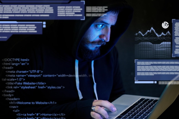 Hacker de computadora usando una computadora portátil