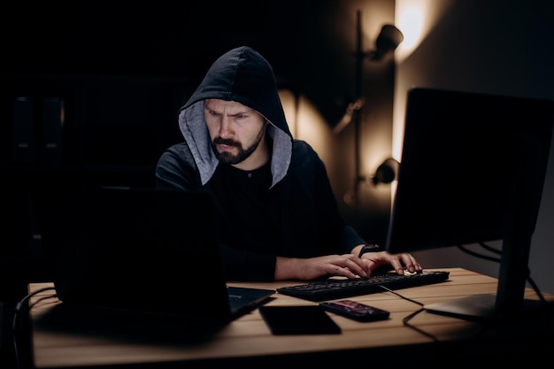 Hacker con computadoras
