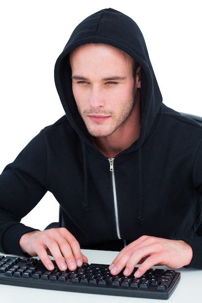 Hacker concentrado escribiendo en el teclado