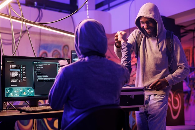Hacker dando un puñetazo a su compañero en el crimen