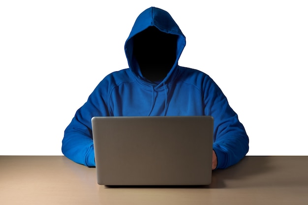 Hacker de computador rouba dados de laptop