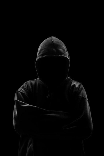 Hacker de pé sobre fundo preto