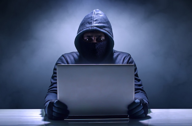 Hacker, der Laptop verwendet. Das Internet hacken.