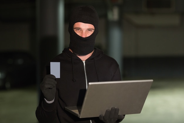 Hacker, der Laptop verwendet, um Identität zu stehlen