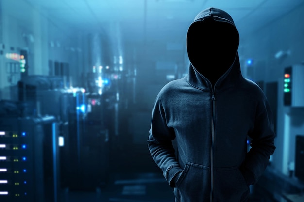 Hacker desconocido en la sala de servidores