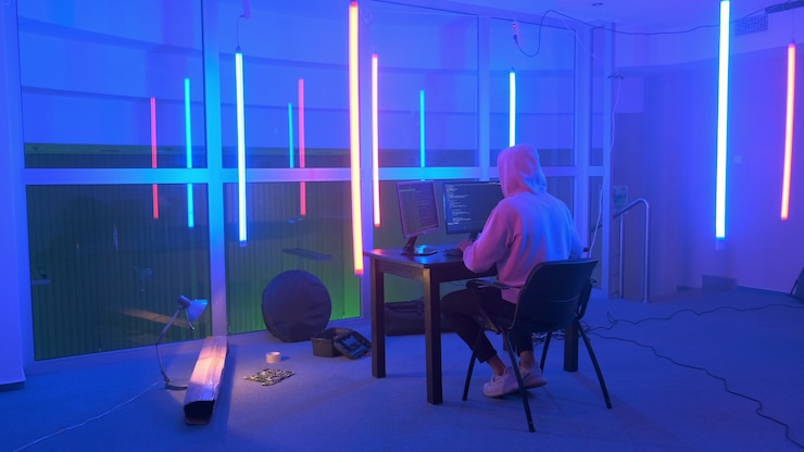 Foto hacker em sistema de rede penetrante com capuz branco na sala de néon