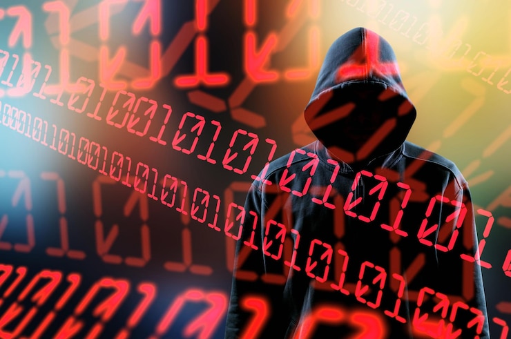 Foto hacker encapuchado sobre fondo de números, concepto de pirateo