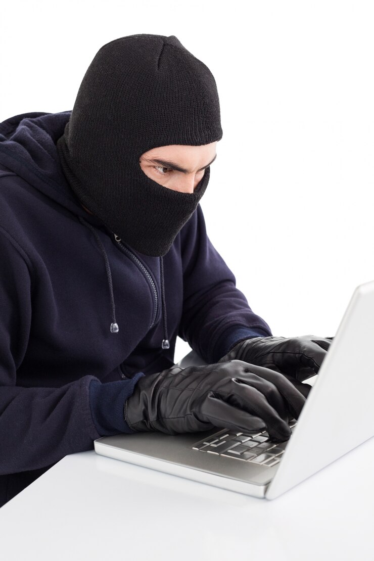 Foto hacker enfocado en balaclava hackear la computadora portátil