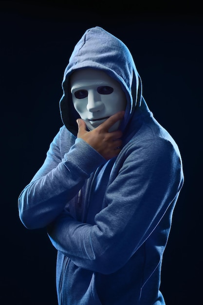 Hacker enmascarado sobre fondo oscuro
