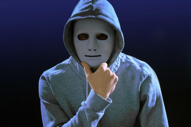 Hacker enmascarado sobre fondo oscuro