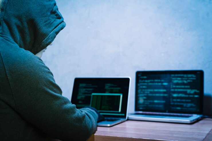 Foto hacker escribiendo en una computadora portátil