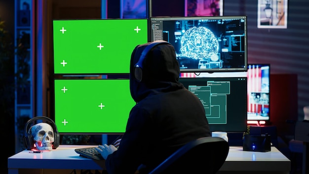 Hacker escuchando música mientras usa PC de pantalla aislada e IA para robar datos