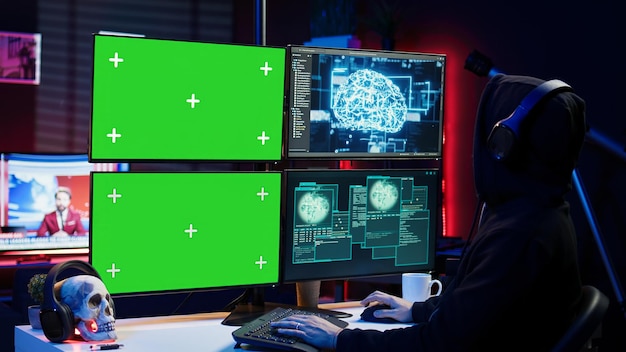 Hacker escuchando música mientras usa PC de pantalla aislada e IA para robar datos