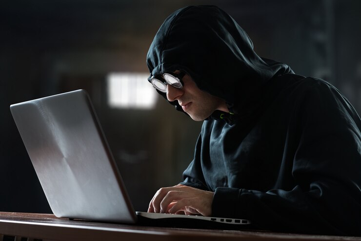 Foto hacker frente a su computadora