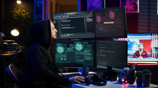 Hacker frustrado en escondite secreto deprimido después de un hack fallido