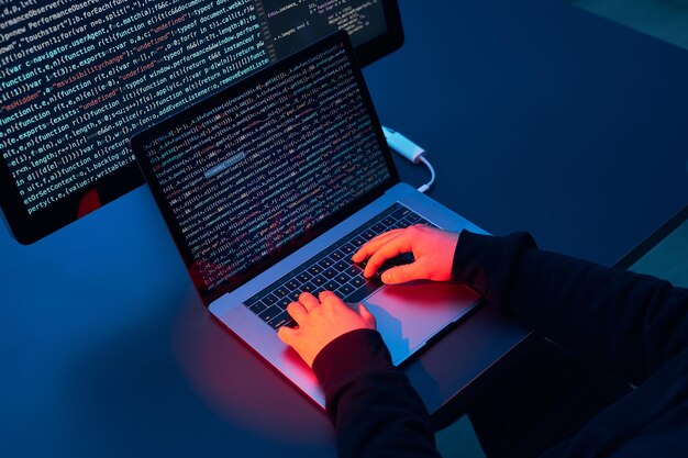Hacker de guerra cibernética rompiendo la seguridad persona anónima acceso a datos sensibles codificación de ataque cibernético