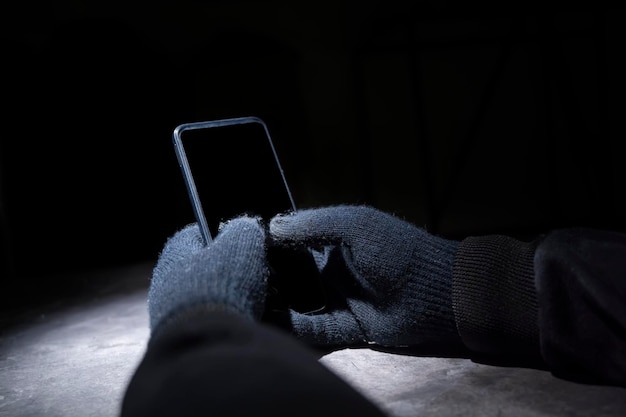 Hacker hacken die Sicherheit von Mobiltelefonen. Cyber-Sicherheitskonzept