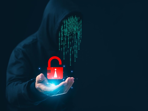 Hacker hält ein Datenschutzzeichen auf einem dunklen Hintergrund Konzept der Informationssicherheit in Internetnetzen und Spionage