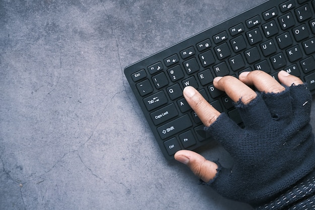 Hacker Hand stiehlt Daten vom Computer