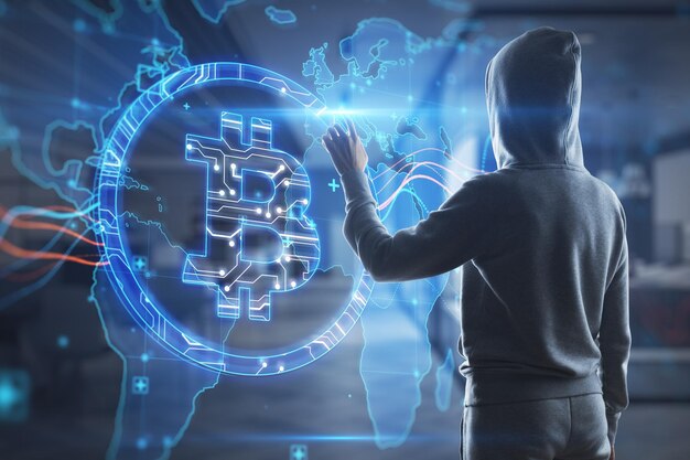 Hacker con holograma de bitcoin global brillante y creativo en el fondo interior de la oficina borrosa Hacking blockchain y cripto concepto Doble exposición