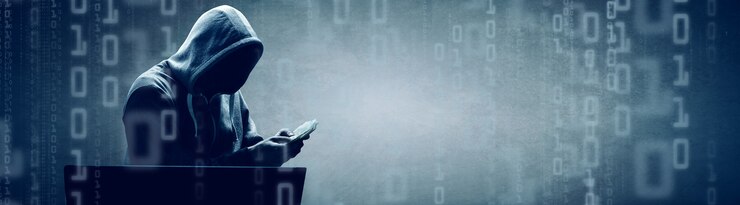 Foto hacker imprime un código en el teclado de una computadora portátil para ingresar al ciberespacio
