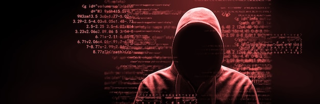 Hacker imprime um código em um teclado de laptop para invadir um ciberespaço