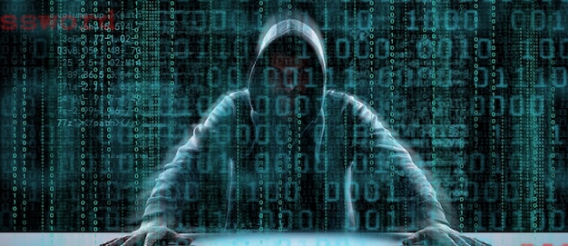 Hacker imprime um código em um teclado de laptop para invadir um ciberespaço
