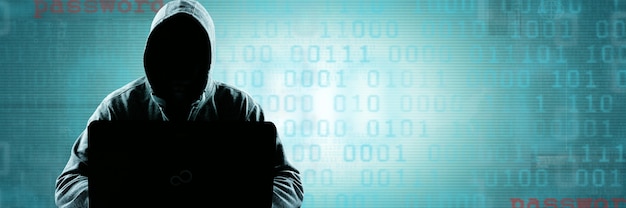 Hacker imprime um código em um teclado de laptop para invadir um ciberespaço