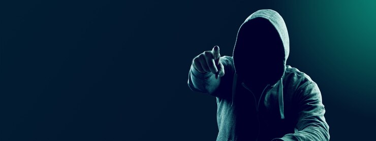 Foto hacker imprime um código em um teclado de laptop para invadir um ciberespaço