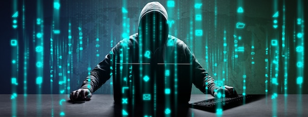 Hacker imprime um código em um teclado de laptop para invadir um ciberespaço