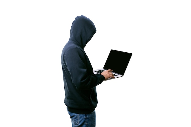 Hacker in der Haube mit Laptop isoliert