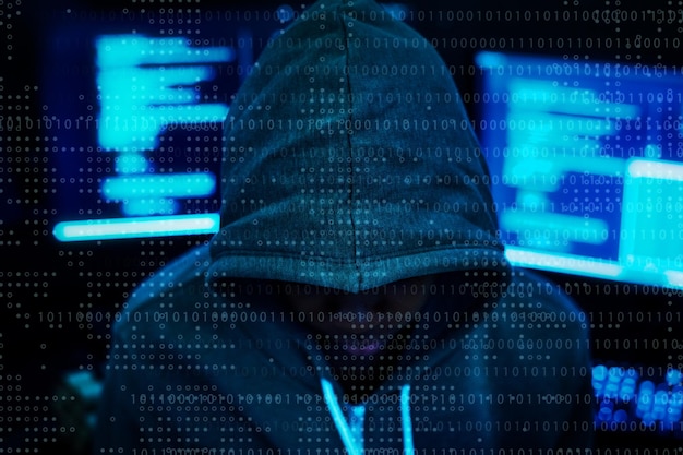 Hacker in einer dunklen digitalen Umgebung