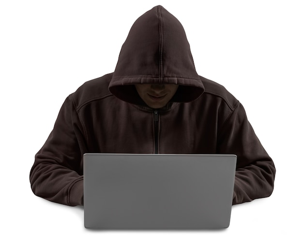 Hacker indefinido usando computadora con sudadera con capucha oscura aislado en blanco