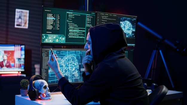 Hacker insertando una tarjeta USB en la computadora después de conseguir robar datos confidenciales